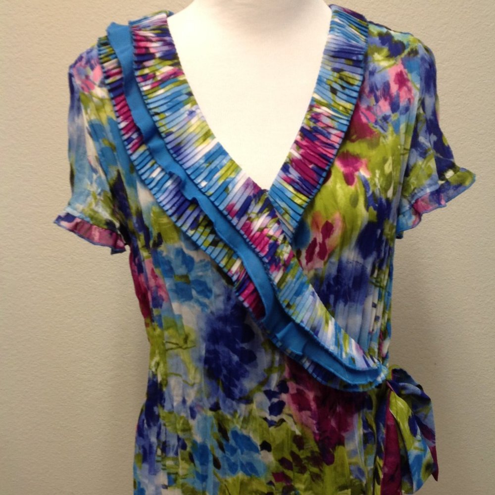 Sunny Leigh Multi-Colored Floral Crossbody Blouse Top Missing Tag. Size M or 12